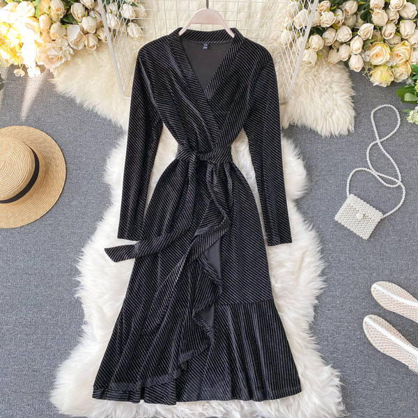 Női retro stílusú bársonyruha, hosszú ujjal és V-nyakkal