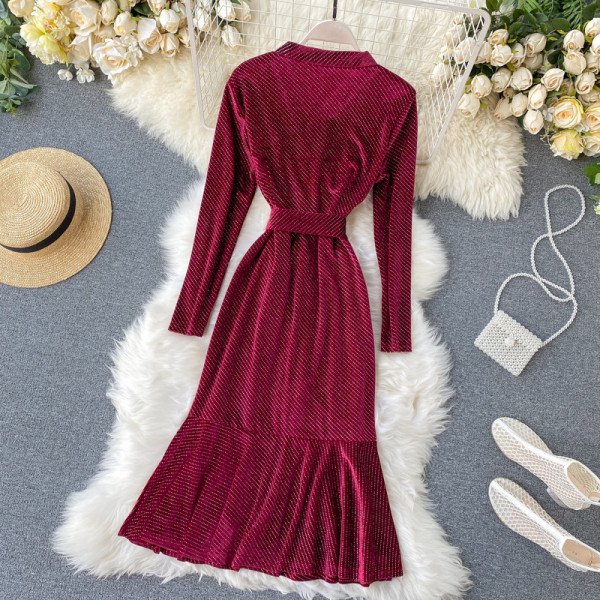 Női retro stílusú bársonyruha, hosszú ujjal és V-nyakkal