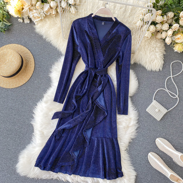 Női retro stílusú bársonyruha, hosszú ujjal és V-nyakkal