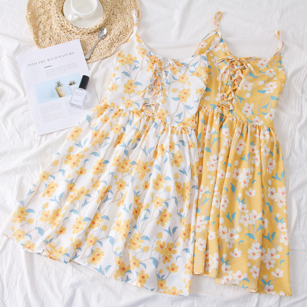 Alkalmi női ruha virágmintával és nyakkendővel