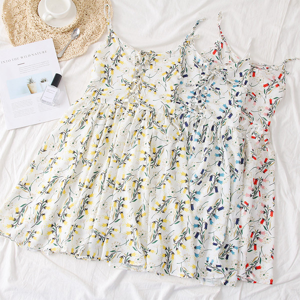 Alkalmi női ruha virágmintával és nyakkendővel