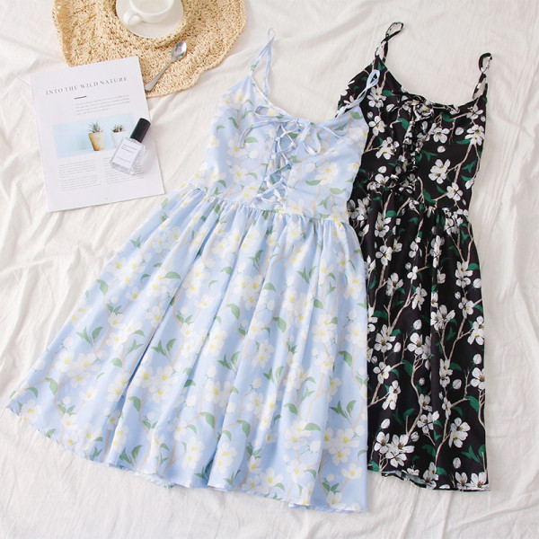 Alkalmi női ruha virágmintával és nyakkendővel