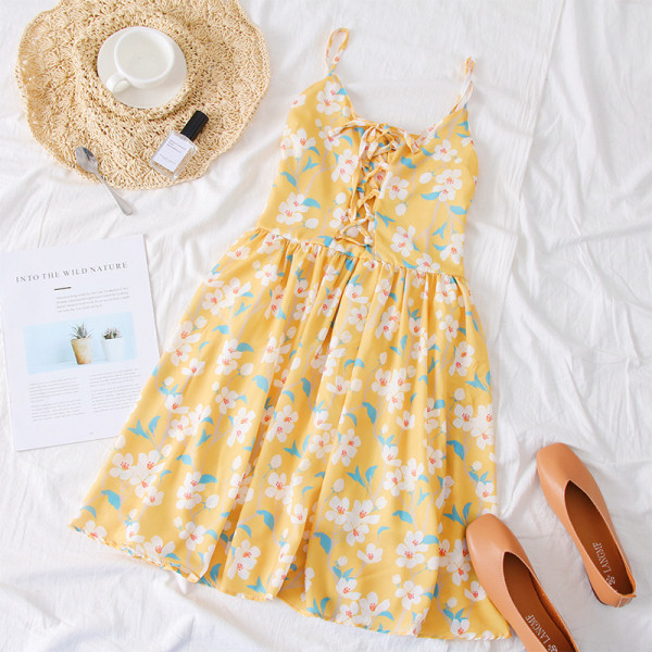 Alkalmi női ruha virágmintával és nyakkendővel