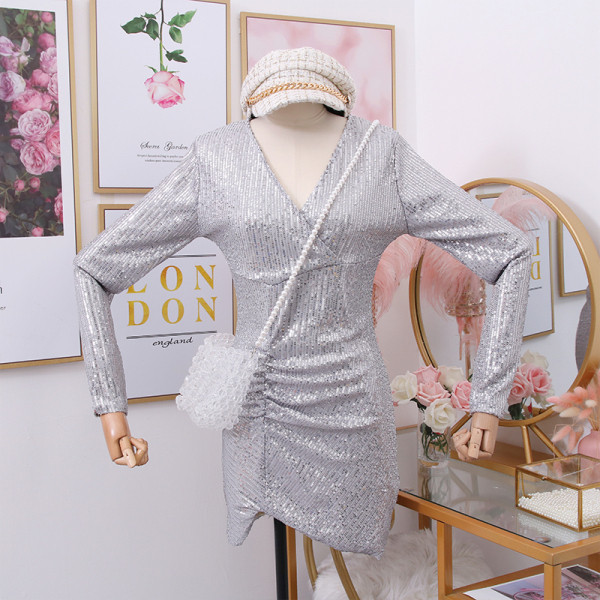 Új modell elegáns női ruha flitterekkel - aszimmetrikus modell