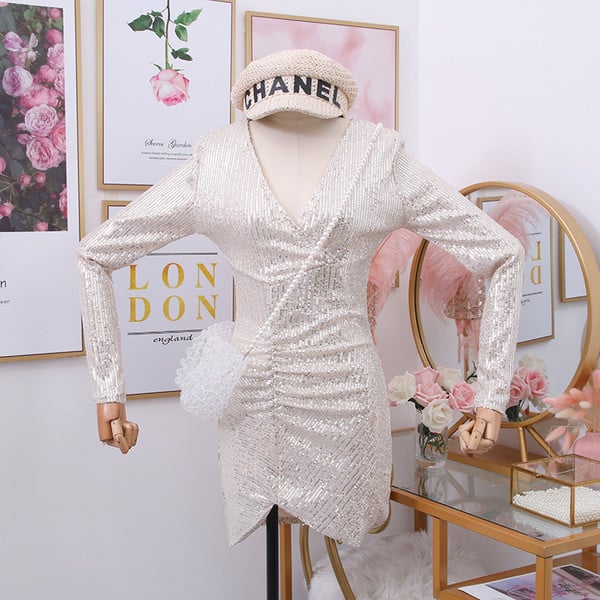 Új modell elegáns női ruha flitterekkel - aszimmetrikus modell