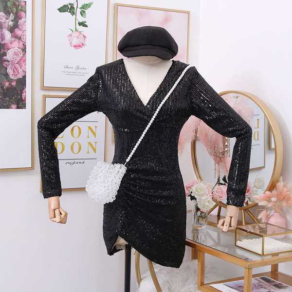 Új modell elegáns női ruha flitterekkel - aszimmetrikus modell