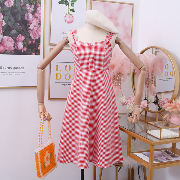 Új modell női ruha - kivágott modell, gombos pántokkal