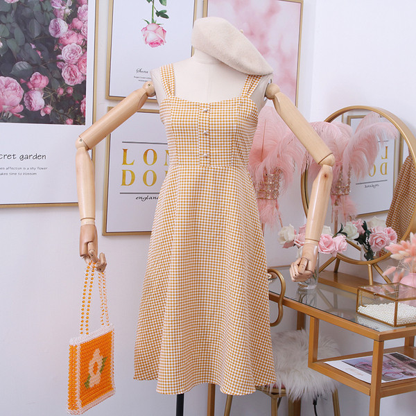 Új modell női ruha - kivágott modell, gombos pántokkal