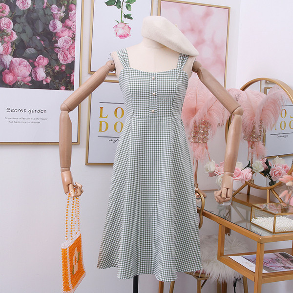 Új modell női ruha - kivágott modell, gombos pántokkal