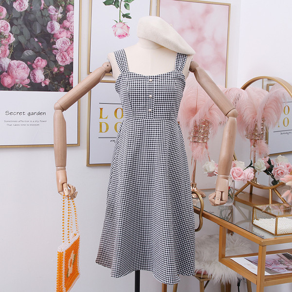 Új modell női ruha - kivágott modell, gombos pántokkal