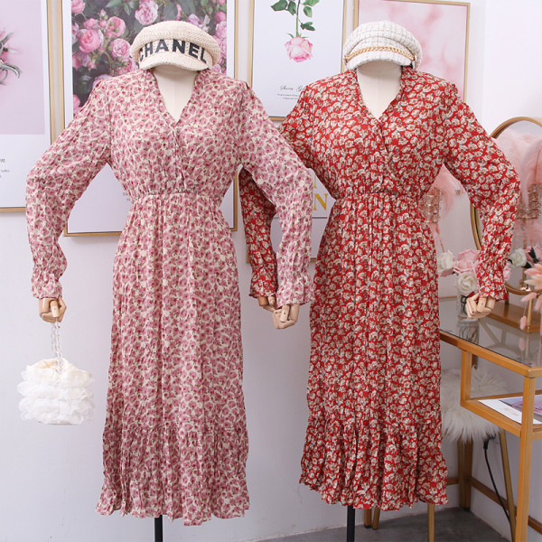 Modern női ruha spitz nyakkivágással és hosszú ujjú - kivágott modell