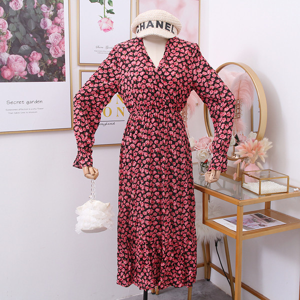 Modern női ruha spitz nyakkivágással és hosszú ujjú - kivágott modell