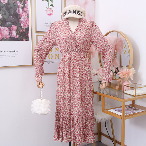 Modern női ruha spitz nyakkivágással és hosszú ujjú - kivágott modell