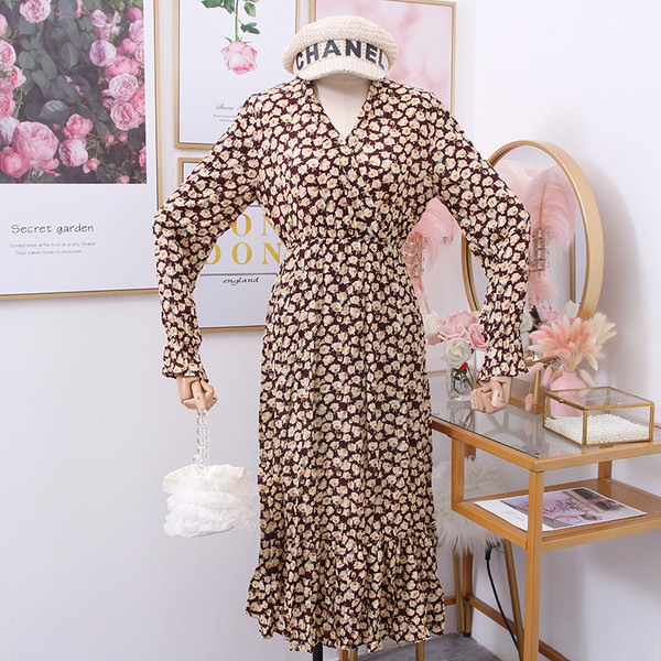 Modern női ruha spitz nyakkivágással és hosszú ujjú - kivágott modell