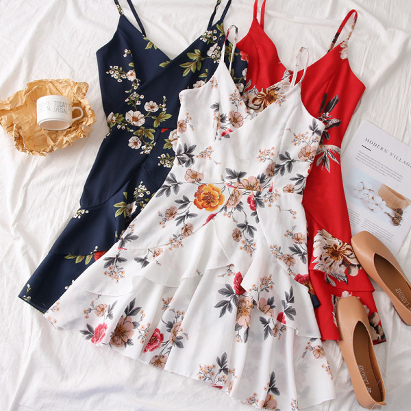 Modern női ruha vékony pántokkal és virágmintás - szabású modellel