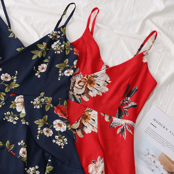 Modern női ruha vékony pántokkal és virágmintás - szabású modellel