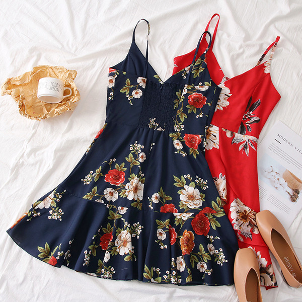 Modern női ruha vékony pántokkal és virágmintás - szabású modellel