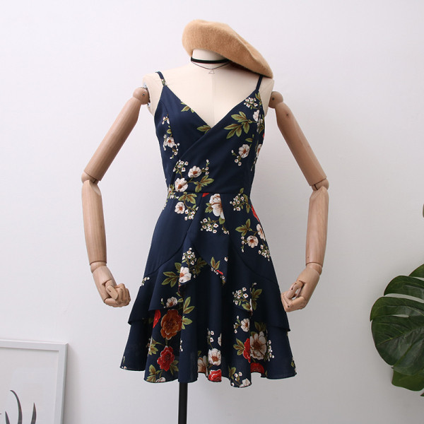 Modern női ruha vékony pántokkal és virágmintás - szabású modellel