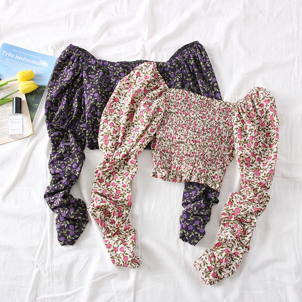 Új modell női blúz csónakos nyakkivágással és virágmotívumokkal