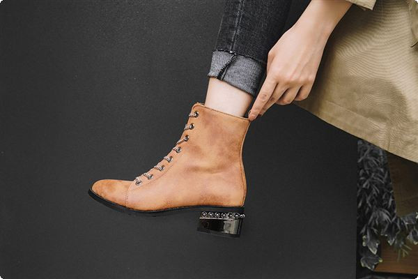 Lezser tavaszi-őszi csizma eco bőrből készült fűzővel