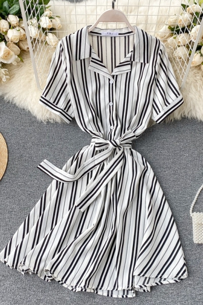 Alkalmi női ruha klasszikus gallérral és rövid ujjal