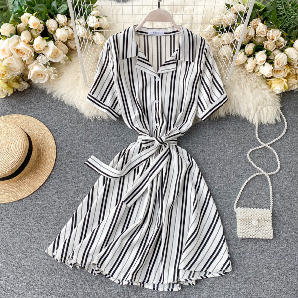 Alkalmi női ruha klasszikus gallérral és rövid ujjal