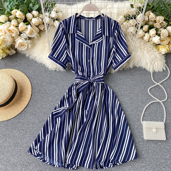 Alkalmi női ruha klasszikus gallérral és rövid ujjal