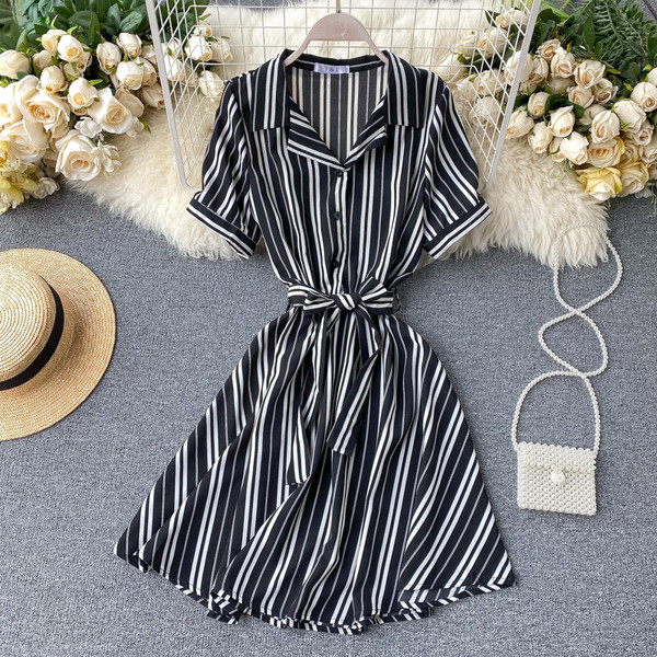 Alkalmi női ruha klasszikus gallérral és rövid ujjal