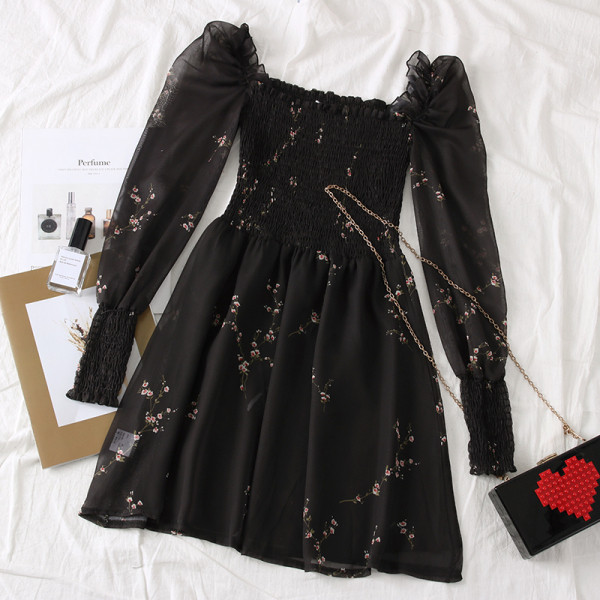 Stílusos fekete női ruha puffos ujjakkal és szögletes nyakkivágással