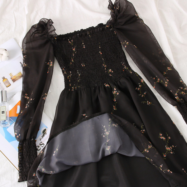 Stílusos fekete női ruha puffos ujjakkal és szögletes nyakkivágással