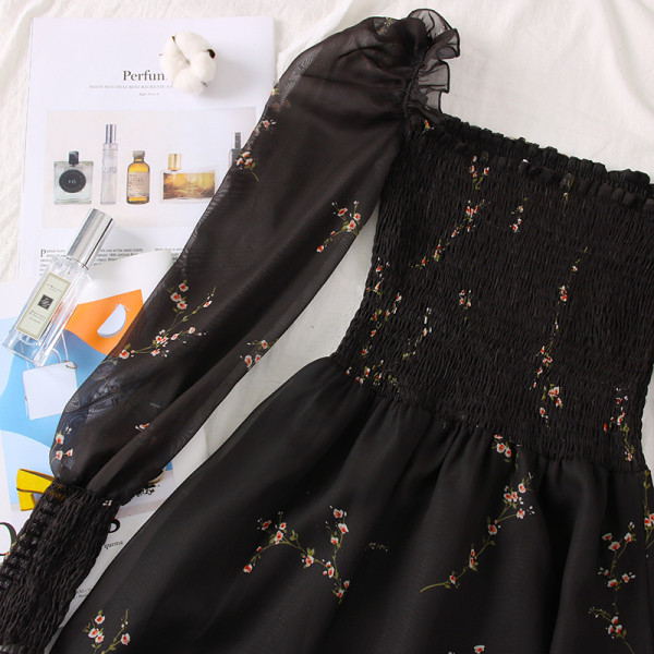 Stílusos fekete női ruha puffos ujjakkal és szögletes nyakkivágással