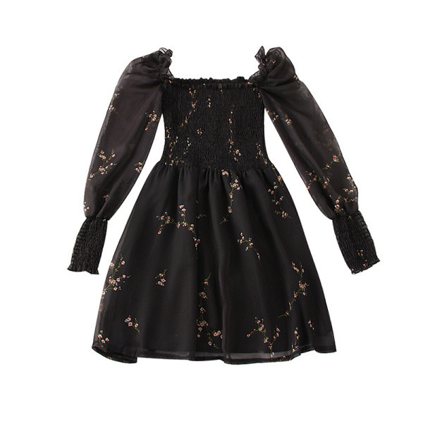 Stílusos fekete női ruha puffos ujjakkal és szögletes nyakkivágással