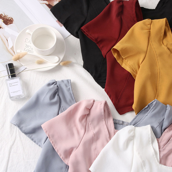 Moodne naiste topp kandilise dekoltee ja nööpidega