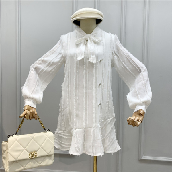 Rövid női ruha, hosszú ujjal, megkötő gallérral