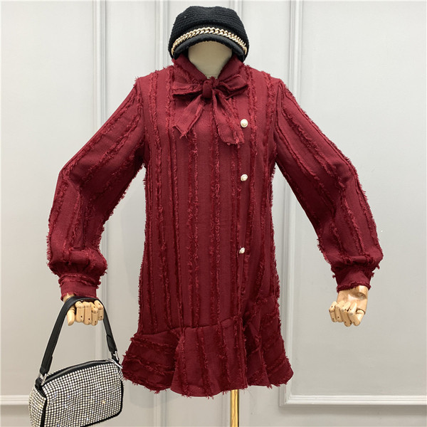 Rövid női ruha, hosszú ujjal, megkötő gallérral