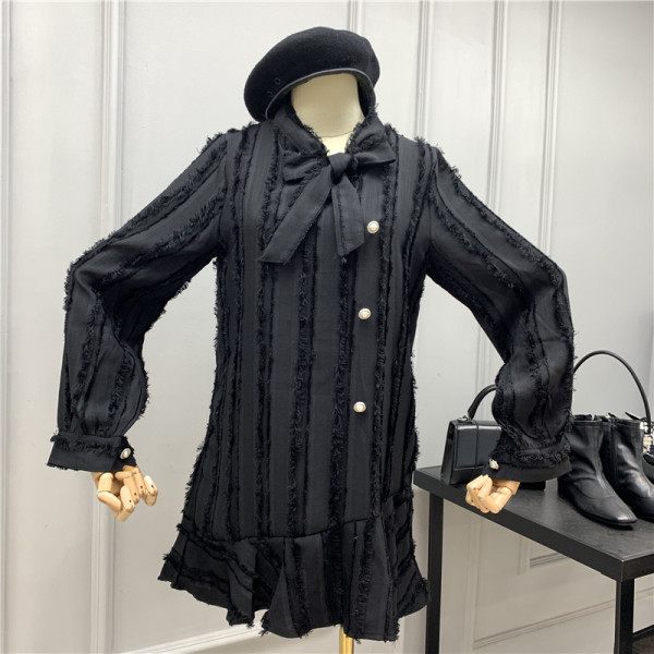 Rövid női ruha, hosszú ujjal, megkötő gallérral