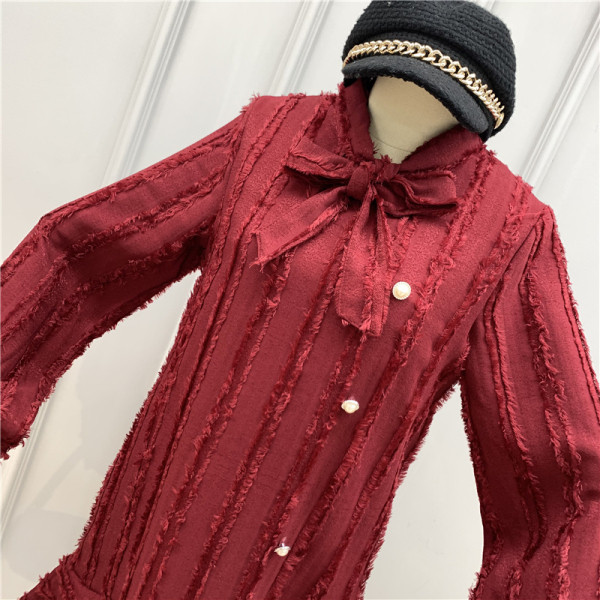 Rövid női ruha, hosszú ujjal, megkötő gallérral