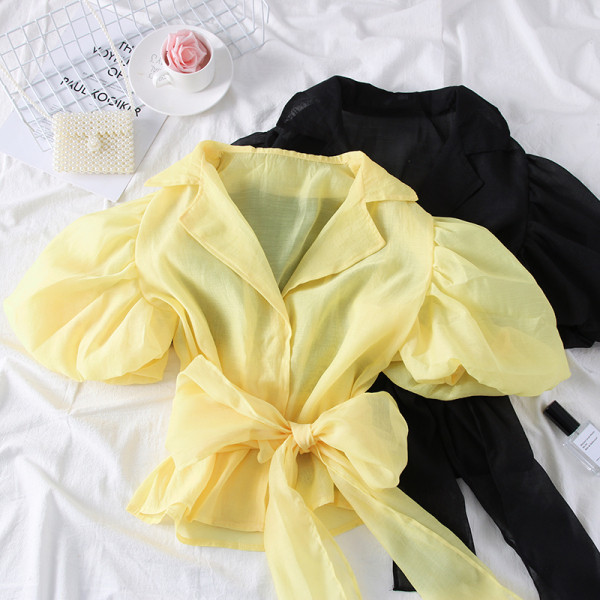 Modern női tüllblúz klasszikus gallérral és övvel