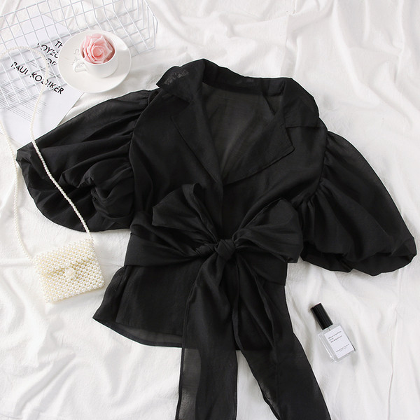 Modern női tüllblúz klasszikus gallérral és övvel