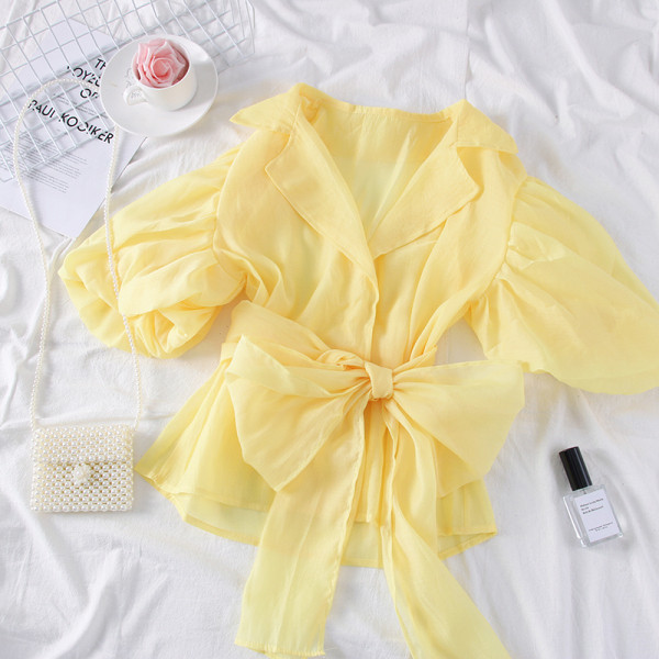 Modern női tüllblúz klasszikus gallérral és övvel