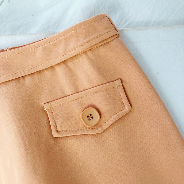 Női aszimmetrikus szoknya magas derékkal és gombokkal