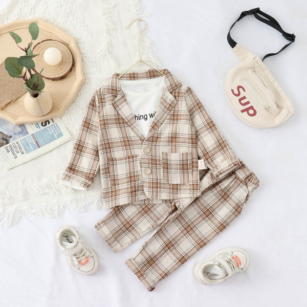 Trijų dalių languotas vaikiškas kostiumas mergaitėms - švarkas, kelnės ir palaidinė ilgomis rankovėmis