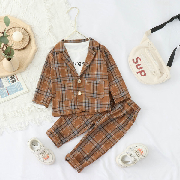 Trijų dalių languotas vaikiškas kostiumas mergaitėms - švarkas, kelnės ir palaidinė ilgomis rankovėmis