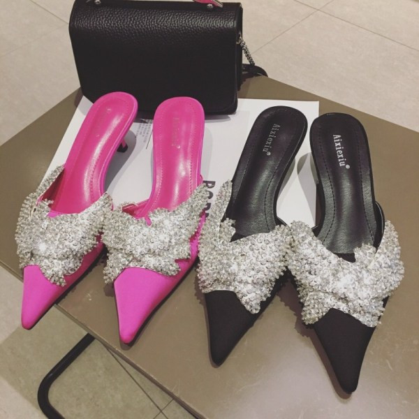 Elegáns női papucs flitterekkel, hegyes mintával és alacsony sarokkal