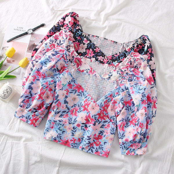 Modern női blúz virágos motívumokkal, spitz nyakkivágással és rövid ujjú