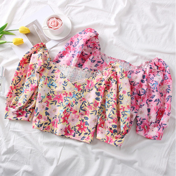 Modern női blúz virágos motívumokkal, spitz nyakkivágással és rövid ujjú