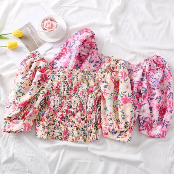 Modern női blúz virágos motívumokkal, spitz nyakkivágással és rövid ujjú