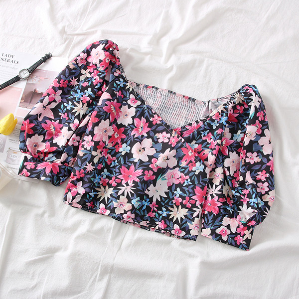 Modern női blúz virágos motívumokkal, spitz nyakkivágással és rövid ujjú