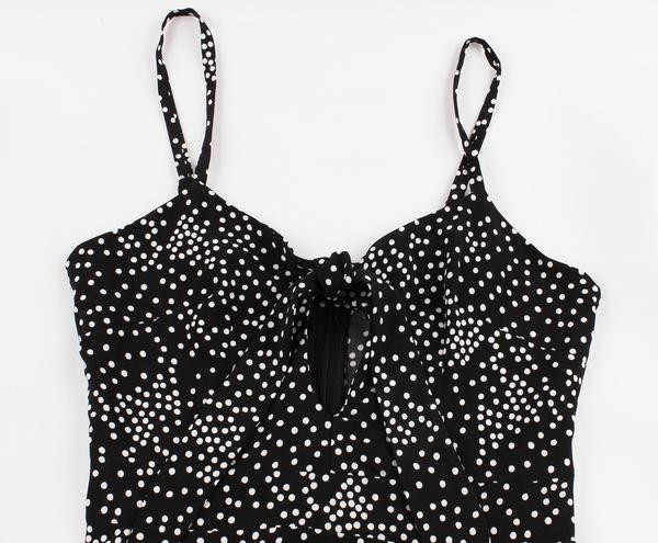 Alkalmi női rövid ruha vékony pántokkal és mély nyakkivágással