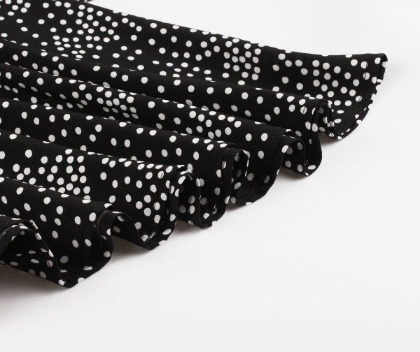 Alkalmi női rövid ruha vékony pántokkal és mély nyakkivágással